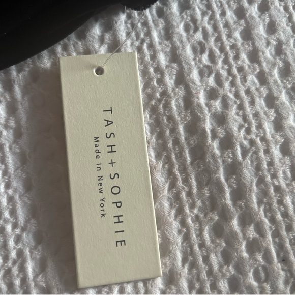 Elegant Black Sleeveless Top - Picture 4 of 4